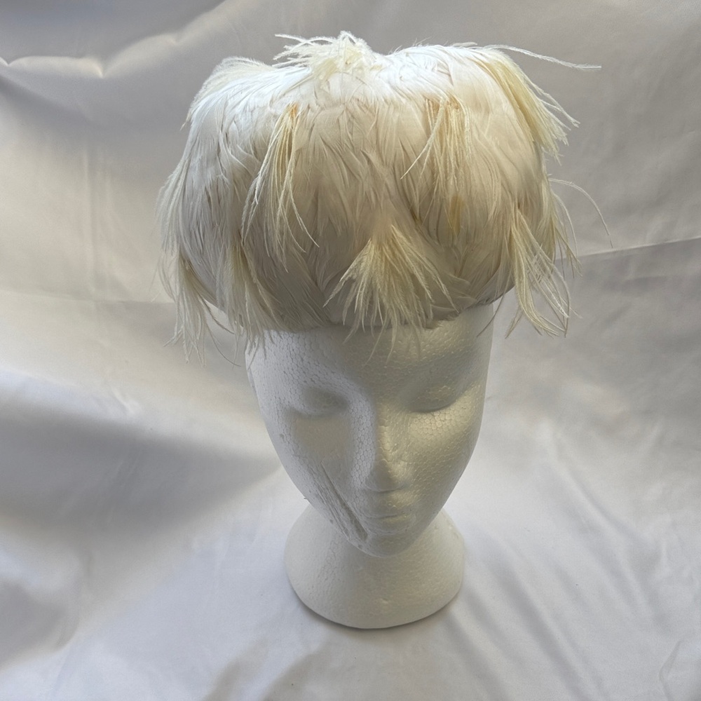 Chic & Elegant Vintage Ivory White Feathered Fascinator